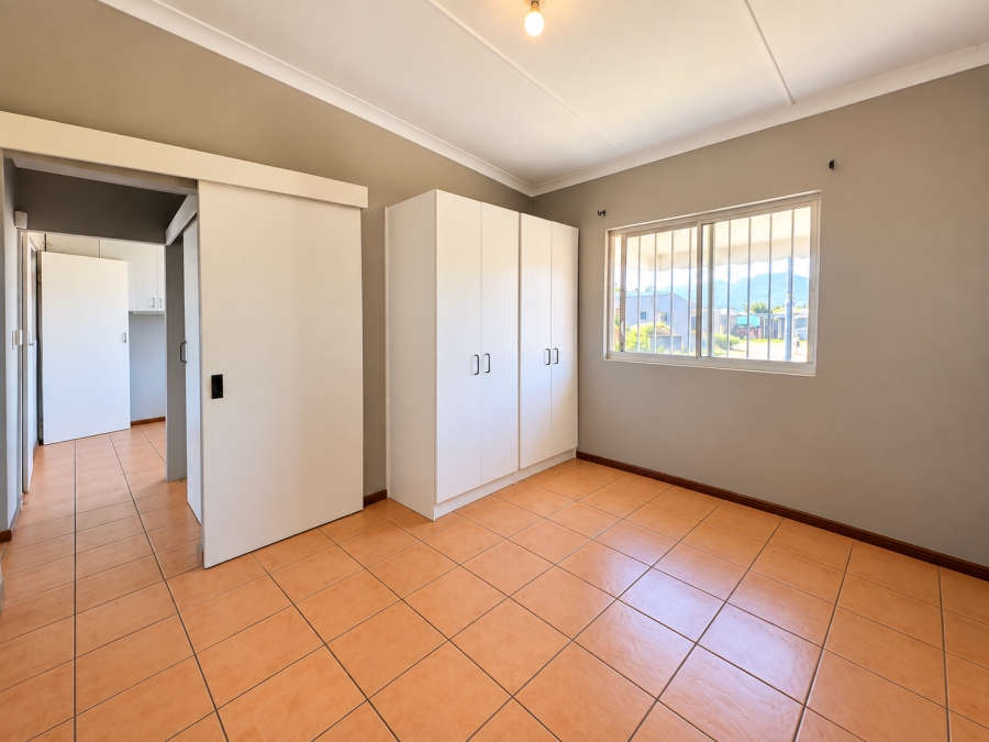 To Let 4 Bedroom Property for Rent in Harbour Island Western Cape